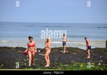 Frauen in Bikinis selfies nehmen am Strand broadstairs Kent UK Stockfoto