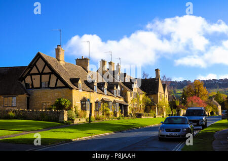 Traditionelle honigfarbenen Kalkstein Cottages in der malerischen Cotswold Village des Broadway, Cotswolds, Worcestershire, England, Großbritannien Stockfoto