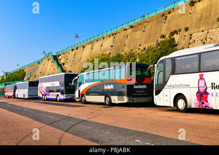 Europäische Trainer entlang Madeira Drive auf Brighton Seafront geparkt, East Sussex, England, Großbritannien Stockfoto