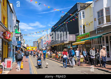 North Laine, Brighton, East Sussex, Großbritannien. Geschäfte, Restaurants und Komedia - einer der beliebtesten Unterhaltungsorte von Brighton - in der Gardner Street. Stockfoto