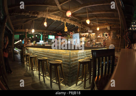 Sozopol, Bulgarien - 11. September 2016: Aloha Beach bar an der Küste Altstadt Stockfoto