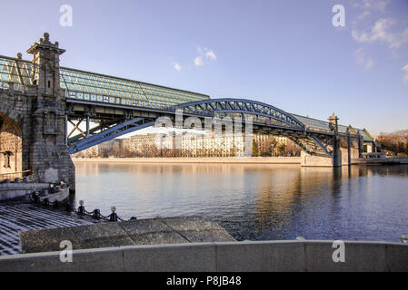 Pushkinskiy Brücke über den Fluss Moskwa auf Frunzenskaya Damm im sonnigen Wintertag Stockfoto