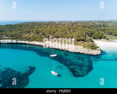Antenne: Der Strand der Cala Mondrago auf Mallorca, Spanien Stockfoto