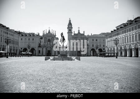 Piazza San Carlo, einer der wichtigsten Plätze der Stadt in Turin. Reiterstatue von Emmanuel Philibert, Herzog von Savoyen ist zentral. Piemont, Italien, Europa. Stockfoto