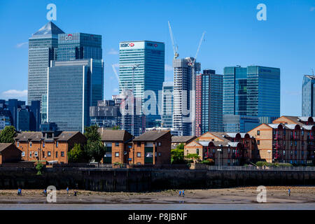 Freiwillige Clearing Müll von der Themse bei Ebbe, London, England Stockfoto