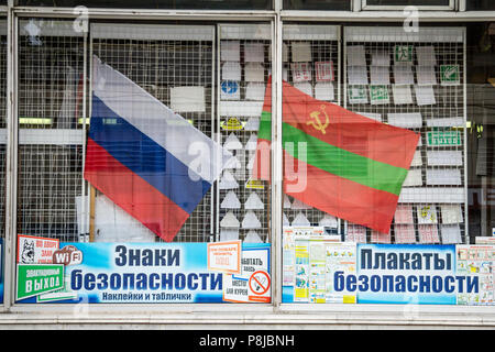 TIRASPOL, TRANSNITRIA, REPUBLIK MOLDAU - 12. AUGUST 2015: Transnistrischen und russische Flaggen im Fenster eines Shop. Transnistrien ist eine abtrünnige Gebiet von Mo Stockfoto