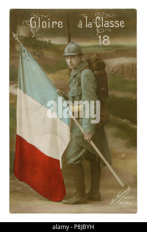 Französisch historisches Foto Postkarte: Soldat in Uniform, voll ausgestattet und in einem Adrian Helm hält die Flagge. Sieg in 1918. Ersten Weltkrieg 1914-1918. Stockfoto