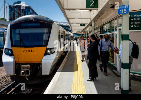 Ein Thameslink Zug kommt an Bahnhof East Croydon, London, England Stockfoto