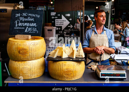 Ein Mann Verkauf von Käse ist ein Käse, der Stall in Borough Market, London, England Stockfoto