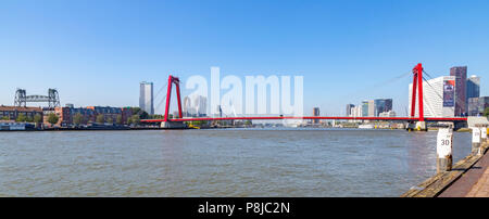 Der Hef, ganz links, das rote Willemsbrug (zentrale Lage) und Erasmusbrug im Hintergrund über die Nieuwe Maas, Rotterdam, Südholland, Niederlande. Stockfoto