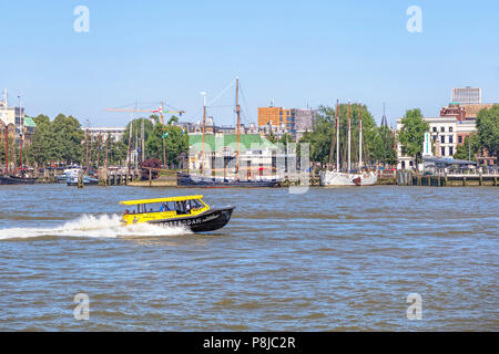 Wasser Taxi auf die Nieuwe Maas, in Rotterdam in Südholland, Niederlande Stockfoto