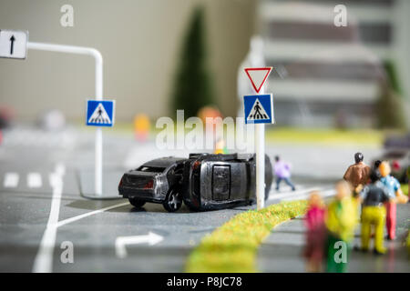Miniatur yoy Modell der Verkehr Zusammenstoß von zwei Autos Stockfoto