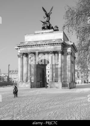 Wellington Arch London im Schnee mit Radfahrer im Schnee Stockfoto