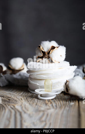 Stapel der Krankenpflege pad und Baumwolle bools im Hintergrund. Nahaufnahme Stockfoto