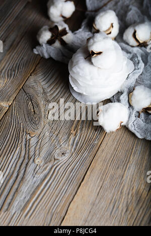 Stapel der Krankenpflege pad und Baumwolle bools im Hintergrund. Nahaufnahme Stockfoto