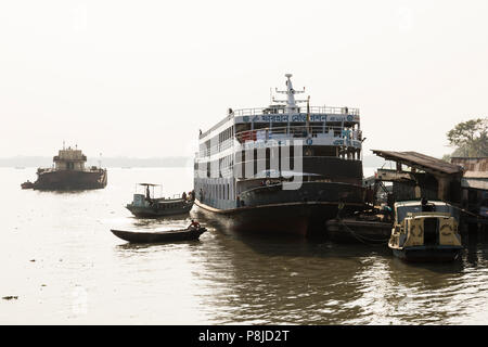 Khulna, Bangladesh, 1. März 2017: Fähre an einer Pier gestoppt, Fahrgäste zu holen Stockfoto
