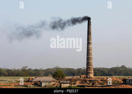 Khulna, Bangladesh, 1. März 2017: Fabrik für die Produktion von Backsteinen auf einem Ufer in Bangladesch Stockfoto