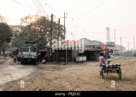 Burimari, Bangladesch, 3. März 2017: Morgen Szene in Burimari, einer Grenzstadt zwischen Bangladesch und Indien Stockfoto