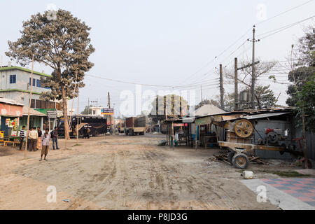 Burimari, Bangladesch, 3. März 2017: Morgen Szene in Burimari, einer Grenzstadt zwischen Bangladesch und Indien Stockfoto