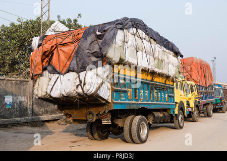 Burimari, Bangladesch, 3. März 2017: Lkw in Burimari, einer Grenzstadt zwischen Bangladesch und Indien warten auf Abstand Stockfoto