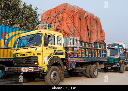 Burimari, Bangladesch, 3. März 2017: Lkw in Burimari, einer Grenzstadt zwischen Bangladesch und Indien warten auf Abstand Stockfoto