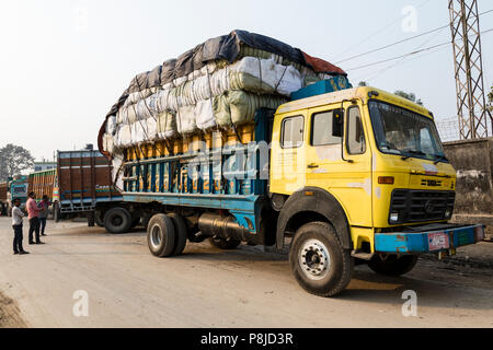 Burimari, Bangladesch, 3. März 2017: Lkw in Burimari, einer Grenzstadt zwischen Bangladesch und Indien warten auf Abstand Stockfoto