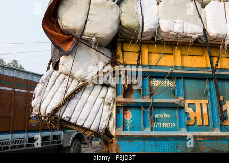 Burimari, Bangladesch, 3. März 2017: Schwere Lkw in Burimari, einer Grenzstadt zwischen Bangladesch und Indien warten auf Abstand Stockfoto