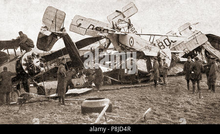 Flugzeuge, meistens Avros durch einen Sturm auf der 4.-5. November 1918 beschädigt, an RAF Netheravon auf Salisbury, Wiltshire, England. Netheravon wurde für die Auflösung der Staffeln verwendet Stockfoto