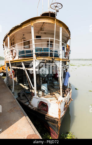 Barisal, Bangladesch, 27. Februar 2017: Blick auf den Bug und der ersten Klasse der Rakete - eine alte Raddampfer auf der Flüsse von Bangladesch Stockfoto