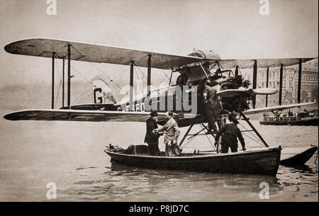 Sir Alan Cobham, wegweisende aviator Landung auf der Themse in Westminster, London nach seiner Rückkehr aus Australien am 1. Oktober 1926. Er Rochester, England in seinem De Havilland DH Links. 50 Wasserflugzeug am 30. Juni 1926 für den Hinflug nach Australien, eine Reise hatte 47 Tage überspannt und über 13.000 Meilen erreichte er in Melbourne, Australien, die am 15. August 1926. Nach seiner Rückkehr er persönlich eine Petition an das Europäische Parlament über die Vorteile und die Bedeutung der Zivilluftfahrt an die Nation geliefert, später bekam einen Orden für seine bahnbrechenden Reise. Stockfoto