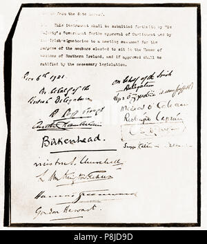 Am 6. Dezember; 1921; ein Vertrag zwischen irischen und britischen Verhandlungsführer, der die Form des 20. Jahrhunderts Irland bestimmt unterzeichnet wurde. Eamon de Valera, der Präsident der Republik Irland, beschlossen, nicht die letzten Gespräche und in seinem Platz zu nehmen Michael Collins als Leiter der irischen Verhandlungsteam gesendet. Mit ihm ging Arthur Griffith, Gründer der Sinn Féin Bewegung; Eamon Duggan; George Gavin Duffy und Robert Barton. Erskine Childers ging als Sekretär der Delegation. Stockfoto