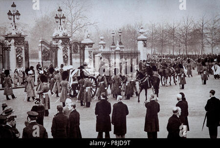 Der trauerzug von Königin Alexandra (1844-1925). Alexandra, ursprünglich aus Dänemark war Königin von Großbritannien und den britischen Dominions und Kaiserin von Indien als die Frau von König Edward VII. Sie starb am 20. November 1925 in Sandringham, nachdem er einen Herzinfarkt und wurde in einem aufwändigen Grab neben ihrem Ehemann in St George's Kapelle, Schloss Windsor, England begraben Stockfoto