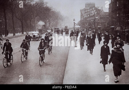 Während des Generalstreiks im Mai 1926 den englischen Transportsystem lahmgelegt. Einige Züge, Straßenbahnen oder Bussen liefen aus einem Vorort von London. Tausende gingen oder aus- und wieder eingeschaltet. Stockfoto