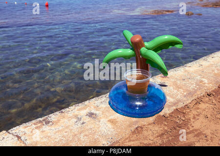 Aufblasbare Palme Getränkehalter mit Bier am Strand