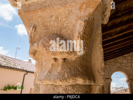 Romanische Kapital in der Galerie der Kirche San Miguel in der kleinen Stadt San Esteban de Gormaz in der Provinz Soria, Kastilien und León, Spanien Stockfoto