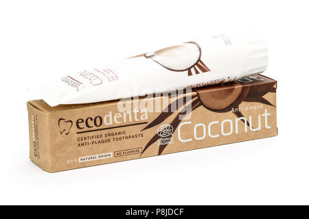 Bio-zertifizierten Anti-Plaque Ecodenta Zahncreme mit natürlichen Kokosöl und Zink Salz in Rohr und auf weißem Hintergrund Stockfoto