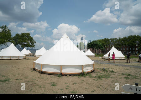 Kollektive Retreats wurde errichtet, 37 Zelten auf Governors Island für Luxus Camping zwischen 1. Mai und Okt. 31. Der Campingplatz bietet Blick auf den Hudson River. Stockfoto
