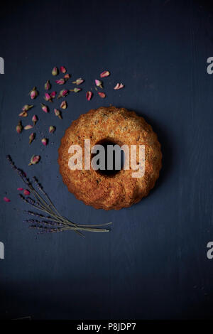 Zimt runden Kuchen auf schwarzem Hintergrund Stockfoto