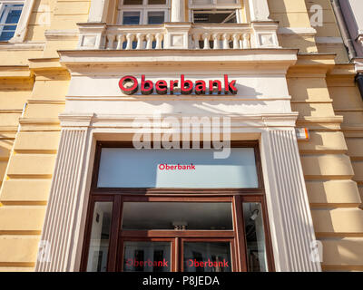 SZEGED, UNGARN, 3. Juli 2018: Oberbank Logo auf der Hausbank im Zentrum von Szeged. Oberbank ist eine österreichische Bank, in Mitteleuropa zu investieren, p Stockfoto