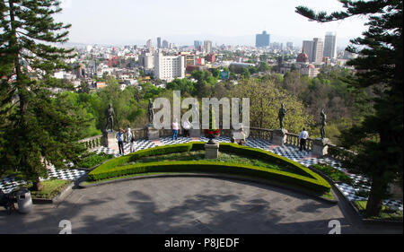 Mexiko City, Mexiko - 2018: Panoramablick auf die Stadt vom Schloss Chapultepec, die nur königliches Schloss in Nord- und Südamerika. Stockfoto