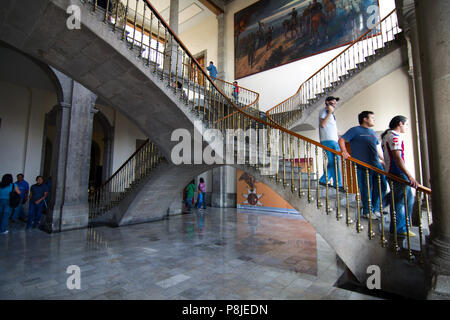 Mexiko City, Mexiko - 2018: Double Arch Treppe im Schloss Chapultepec, die nur königliches Schloss in Nord- und Südamerika. Stockfoto