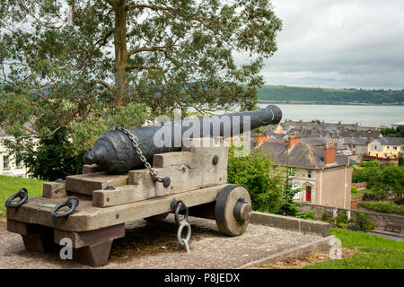 Old Gun Cannon befindet sich in den College Gardens im Raleigh Quarter mit Blick auf die Stadt und den Fluss Blackwater in Youghal, County Cork, Irland Stockfoto