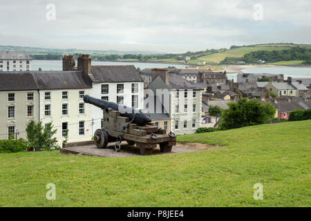 Youghal, Irland. Eine alte Pistole Cannon an der Hochschule Gärten in der Raleigh Viertel gelegen, mit Blick auf die Stadt und den Fluss Blackwater. Stockfoto