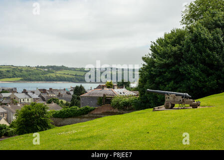 Old Gun Cannon befindet sich in den College Gardens im Raleigh Quarter mit Blick auf die Stadt und den Fluss Blackwater in Youghal, County Cork, Irland Stockfoto