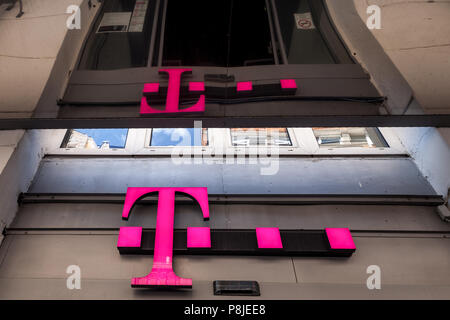 SZEGED, UNGARN - Juli 3, 2018: T-Mobile Logo auf Ihren Shop in Szeged. T-Mobile ist einer der größten Mobilfunknetzbetreiber in Ungarn, Stockfoto