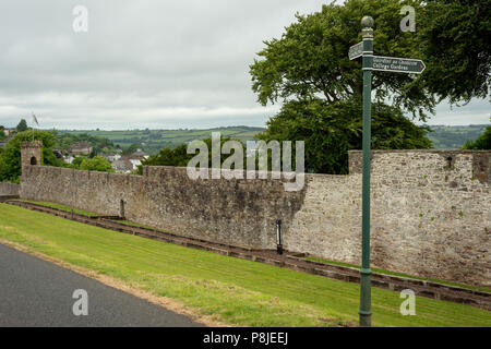 Irische Stadtmauern. Die Stadtmauern aus dem 13. Jahrhundert im Raleigh-Viertel in Youghal, County Cork, Irland. Stockfoto