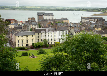 Allgemeiner Überblick über Youghal, County Cork, Irland mit River Blackwater und Youghal Bay, von den Stadtmauern im Raleigh Quarter aus gesehen. Stockfoto