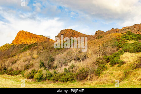 Blick auf den ikonischen und berühmten Arthur Sitz von Edinburgh in Schottland, Vereinigtes Königreich. Stockfoto