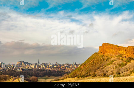 Querformat der Stadt Edinburgh und Arthur Sitz mit schönen Hügeln. Stockfoto