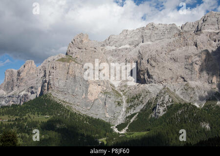 Cloud durch Campanili de Murfreit und Bindelturm T de Murfreitthe Sella Gruppe von Plan de Gralba Wolkenstein Gröden Dolomiten Italien Stockfoto